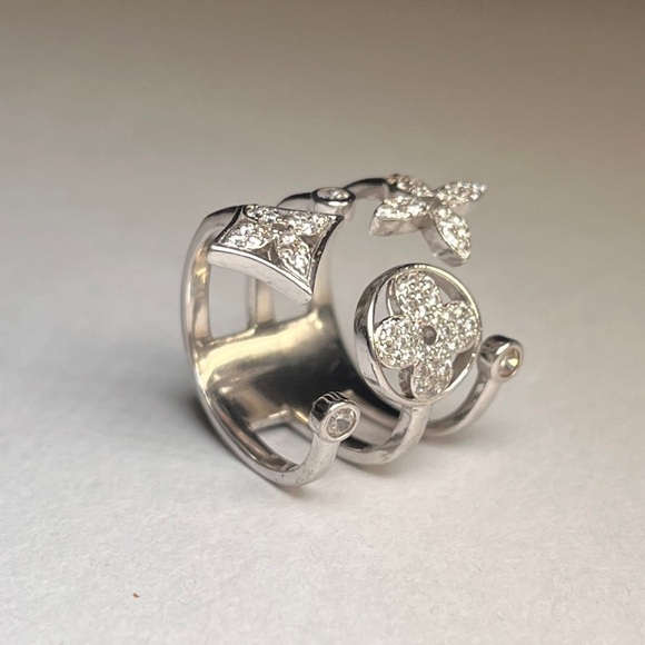 Rare!! Louis Vuitton “LV” Ring - Picture 6 of 8